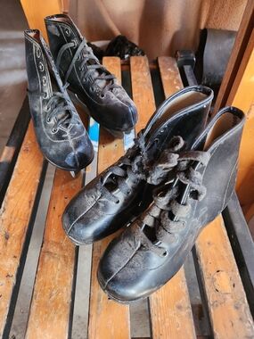 2 Pair Of Kids Ice Skate